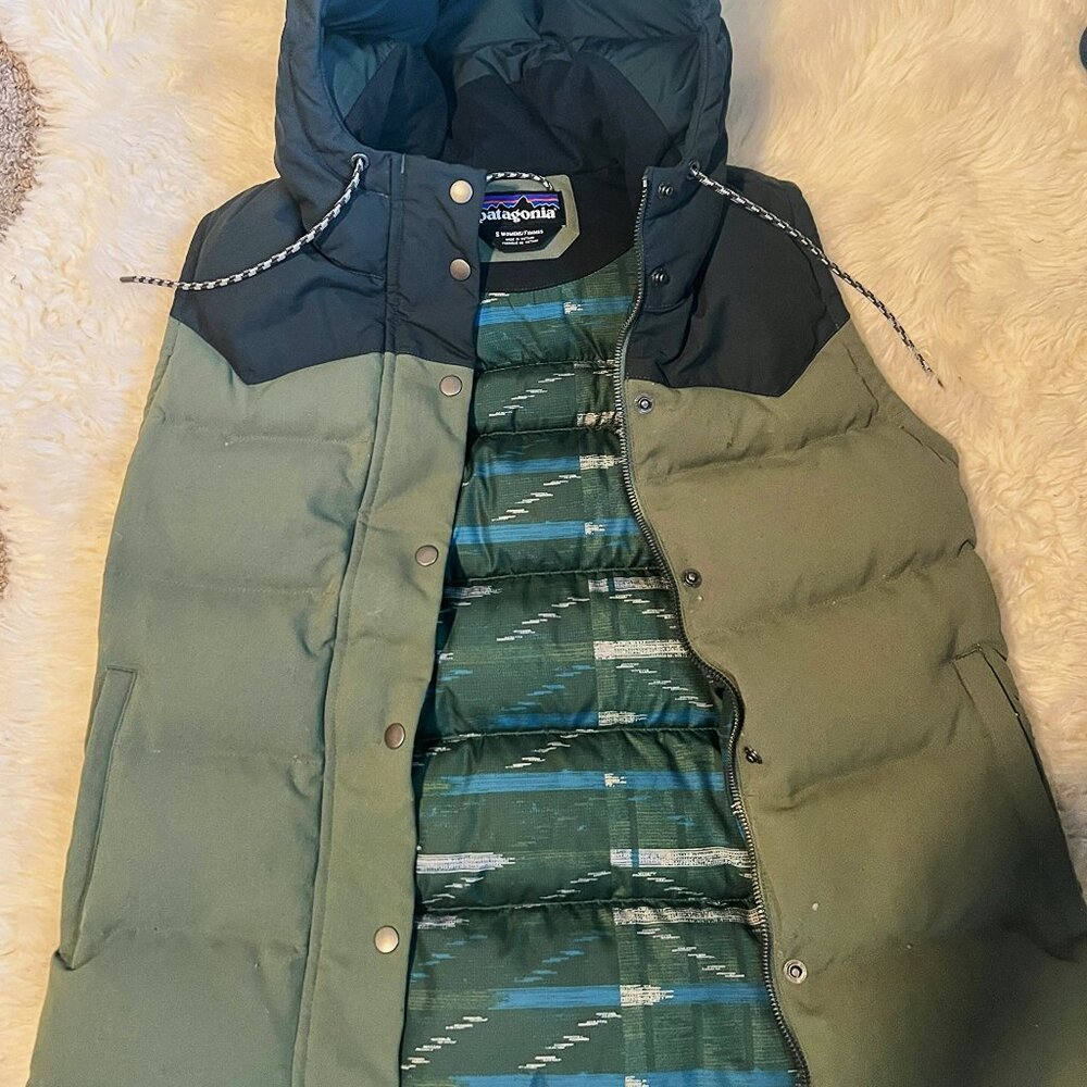 Patagonia puffer vest....forrest green/dark green  NEVER WORN